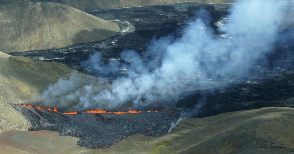 Sopka poblíž hlavního islandského letiště po sérii zemětřesení znovu vybuchla