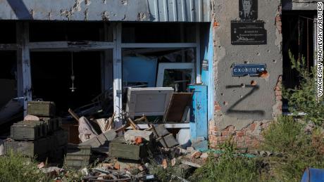 Bedny s municí u domu zničeného ostřelováním ve vesnici Harkov, kterou ukrajinské síly nedávno osvobodily, 9. září.