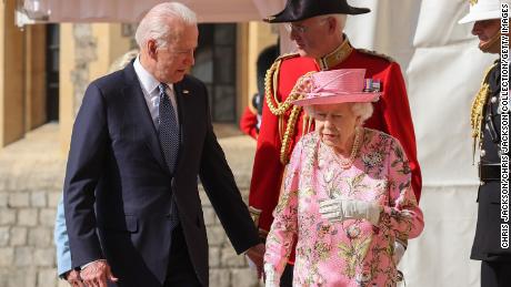 Biden řekl, že se zúčastní pohřbu královny Alžběty II