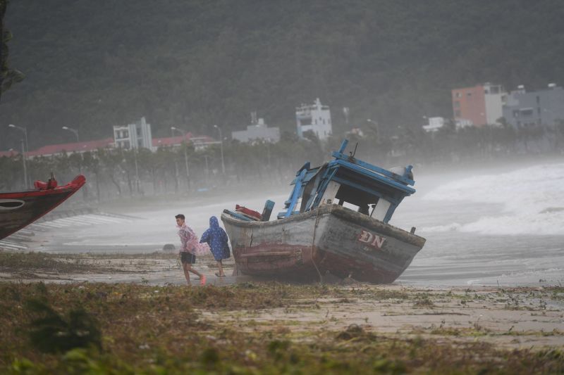 Tajfun Noru: Kareng dopadl na pevninu v Da Nang ve Vietnamu
