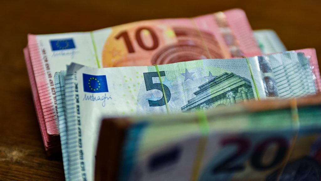 Euro kleslo pod 0,99 dolaru poté, co Rusko zastavilo dodávky plynu do Evropy