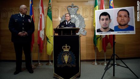 Jeden podezřelý z hromadného pobodání v Kanadě byl nalezen mrtvý, druhý je stále nezvěstný
