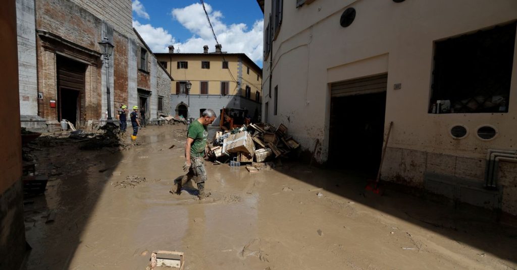 Nejméně devět lidí zemřelo při bleskových záplavách ve střední Itálii