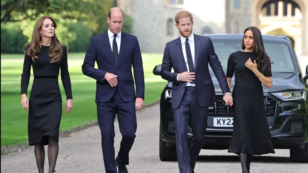 Princové William a Harry s Catherine a Meghan vítají smuteční hosty