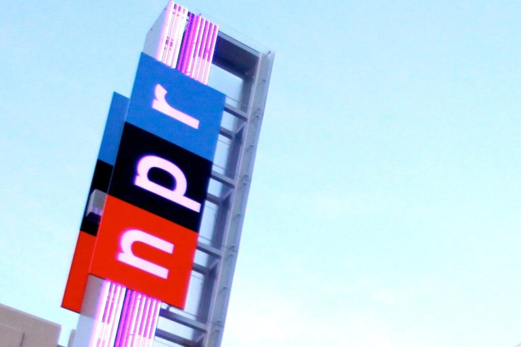 Ředitel zpravodajství NPR po čtyřech letech oznámil nečekaný odchod