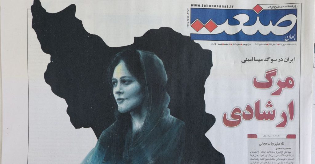 V Íránu roste hněv kvůli smrti ženy po jejím šátku