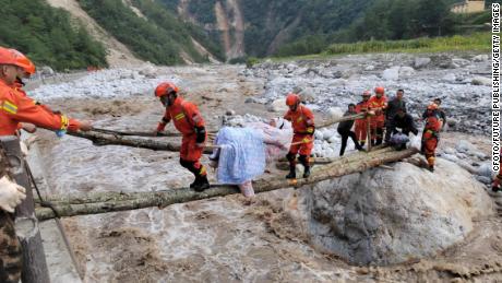 Záchranáři nesou zraněné v okrese Luoding, okres Ganzi, provincie Sichuan, Čína, 5. září 2022.