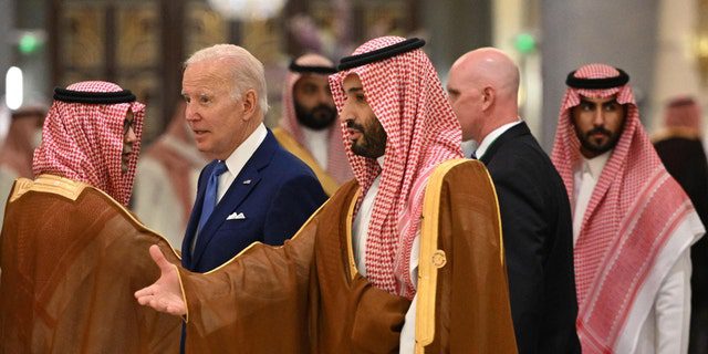 Prezident Joe Biden (CL) a saúdskoarabský korunní princ Mohammed bin Salman (uprostřed) přijíždějí pro rodinný portrét během summitu bezpečnosti a rozvoje v Jeddah (GCC+3) do hotelu v přístavním městě Jeddah v Rudém moři v Saúdské Arábii 16. července , 2022. 