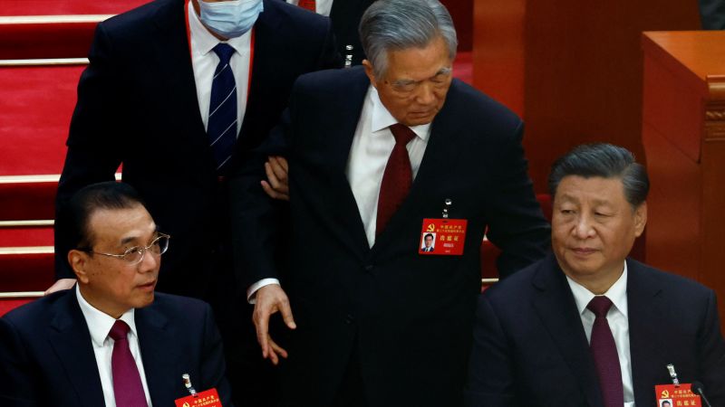 Bývalý čínský vůdce Chu Ťin-tchao nečekaně odešel z místnosti, když se sjezd komunistické strany chýlil ke konci