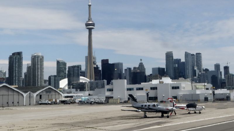 Letiště Toronto Island: Úřady tvrdí, že podezřelé zařízení, které bylo nalezeno, bylo odzbrojeno.  2 osoby jsou zatčeny