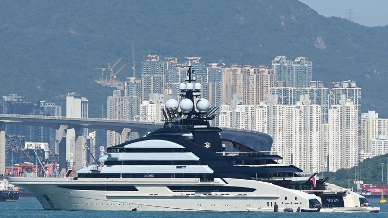Sankcionovaná luxusní jachta ruského oligarchy v hodnotě 500 milionů dolarů odplouvá z Hongkongu do Kapského Města