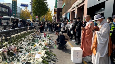 Smuteční hosté uctívají oběti smrtelného halloweenského davu v Soulu 31. října 2022. 