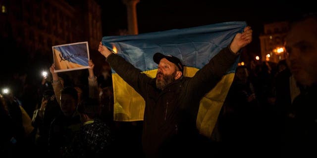 Ukrajinci se scházejí v centru Kyjeva, aby v pátek 11. listopadu 2022 oslavili obnovu Chersonu na Ukrajině. 