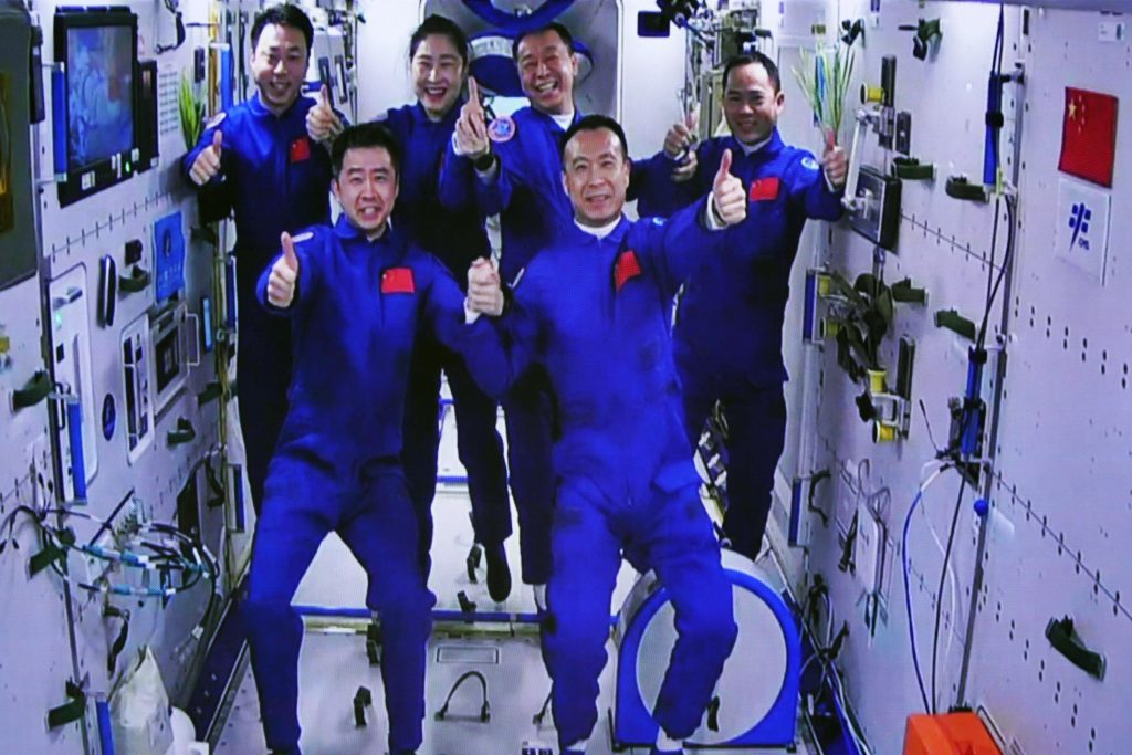 Čínská vesmírná loď se 3 doky s vesmírnou stanicí