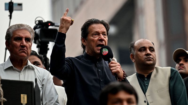 Pákistánec Imran Khan řekl, že mu byly odebrány tři kulky z pravé nohy
