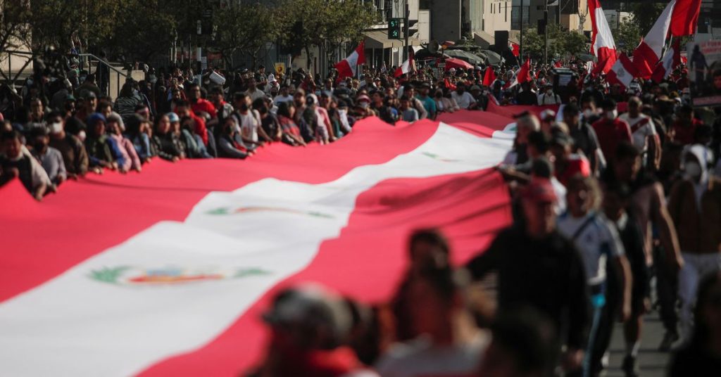 Tisíce lidí se shromáždily v Peru, aby požadovaly rezignaci levicového prezidenta Castilla