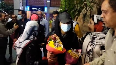 Když se Rakabi v říjnu vrátila do Teheránu, měla podporu veřejnosti.