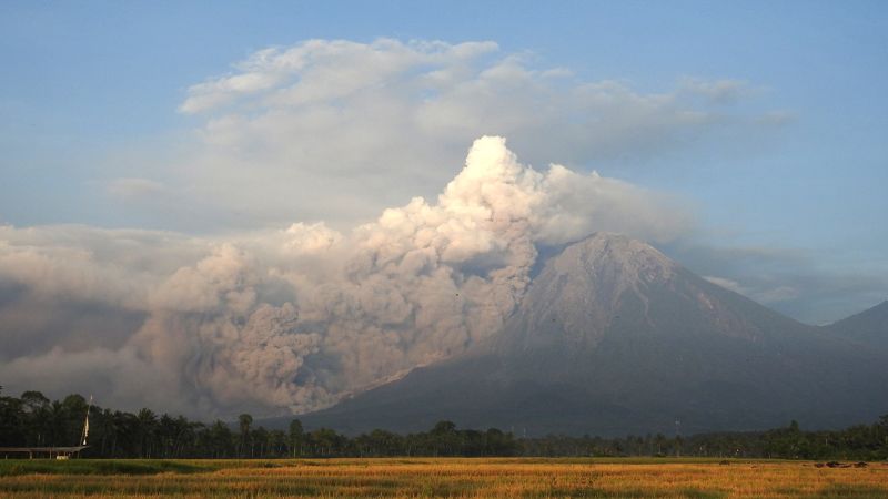 Mount Semeru: Po erupci indonéské sopky byly evakuovány tisíce lidí