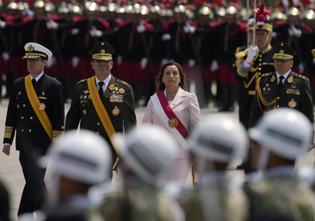 Nový peruánský prezident se objeví s armádou, aby upevnil svou moc